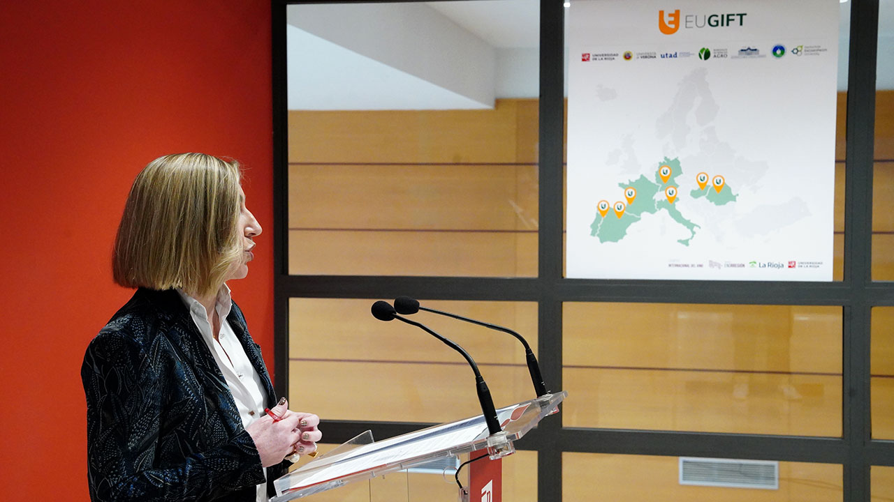 Ilona Pajtokne Tari, Rector of the Eszterházy Károly Catholic University, and Juan Carlos Ayala, Rector of the University of La Rioja.